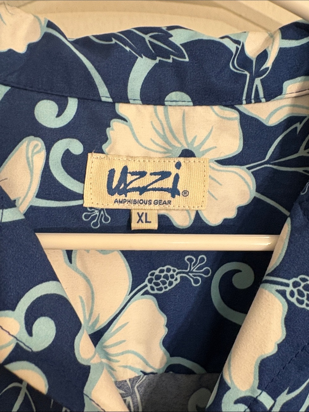 Uzzi Hawaiian Floral Button-Up Shirt in Navy & White size xl - Picture 3 of 8